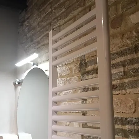 Ladolcevita * Ostra